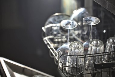 Bulaşık makinesinde bulaşıklar, ev tarzı yaşam tarzı, temizlik ve kolaylık arka planı