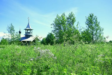 Rusya, Onega Gölü 'ndeki Murom Manastırı. Yazın kilise ve manzara inşa ediyor.