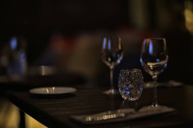 İçi cam gibi beyaz şarap restoranı, bardaki alkollü soyut akşam yemeği.