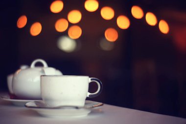 Bir kafede kahvaltı, sabah yemek oteli, çaydanlık ve restoran servisi.