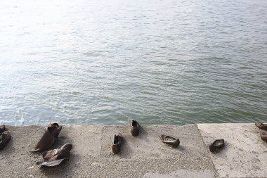 Budapeşte 'deki Yahudilerin anıtı, Tuna seti üzerindeki demir botlar.