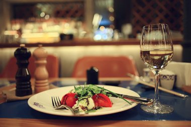 İçi cam gibi beyaz şarap restoranı, bardaki alkollü soyut akşam yemeği.