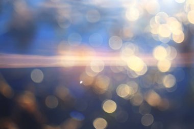 Gölde soyut gün batımı, manzara su ve gökyüzü, bulanık görüş özgürlük doğa kavramı.