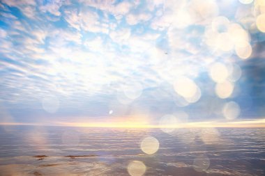 Gölde soyut gün batımı, manzara su ve gökyüzü, bulanık görüş özgürlük doğa kavramı.