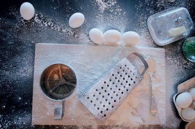 Ev yapımı un yumurtalarını hazırlamak, üst görünüm için malzemeler