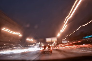 Gece kentinde araba trafiği, arabadan manzara, soyut arka plan ışıkları.