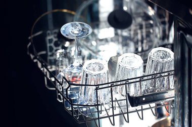 Bulaşık makinesinde bulaşıklar, ev tarzı yaşam tarzı, temizlik ve kolaylık arka planı