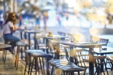 Şehirdeki bulanık arka plan sokak kafesi boş, yaz restoranı karantinası.