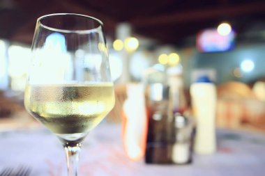 İçi cam gibi beyaz şarap restoranı, bardaki alkollü soyut akşam yemeği.