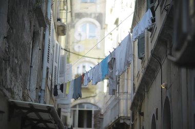 Çarşaflar İtalya 'nın dar bir sokağında kurumuş, İtalyan yaşam tarzı.