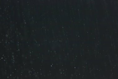 Siyah yağmurun örtülmesi için arka plan, soyut stüdyo su damlalarını düşürür