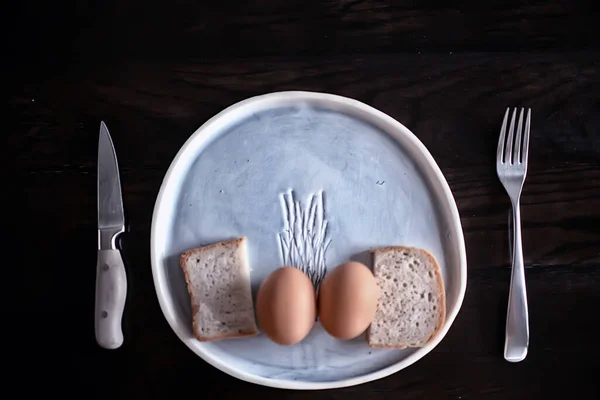 朝食プレートでゆで卵 抽象的な朝の食べ物の背景 自家製の食品のライフスタイル — ストック写真