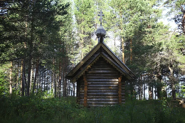 Небольшая Деревянная Церковь Лесу Летний Пейзаж Родной Православной Веры Концепции — стоковое фото