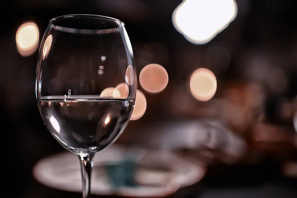 ガラスの白ワインレストランのインテリアバーでアルコールと抽象的な夜のディナー — ストック写真