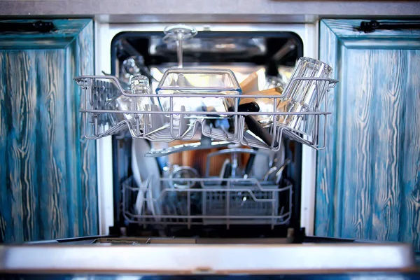 キッチンで食器洗い機を開きキッチンライフスタイルビューで皿をきれいにし — ストック写真
