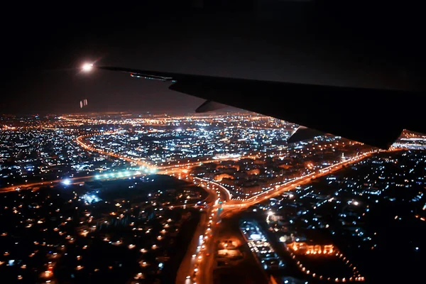 비행기에서 도시의 위에서 비행기 여행을 — 스톡 사진