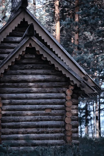 Malý Dřevěný Kostel Lese Letní Krajina Domorodá Ortodoxní Víra Koncept — Stock fotografie