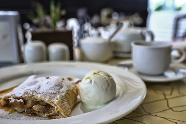 Osztrák Rétes Fagylalttal Egy Kávézóban Desszert Éttermi Háttérben — Stock Fotó
