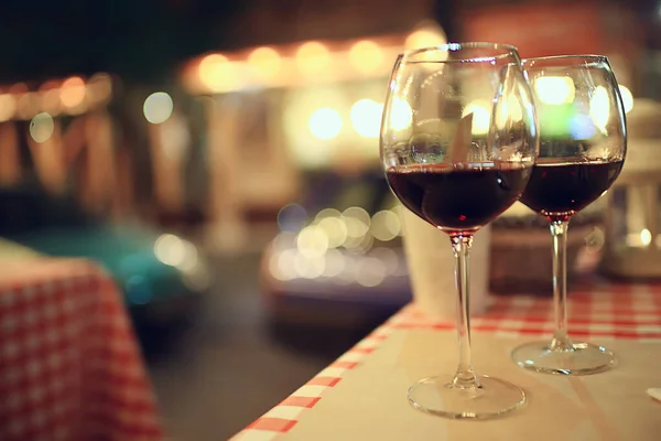 Abstraktní Aperitiv Alkoholové Sklo Interiéru Restaurace Červené Víno Pozadí — Stock fotografie