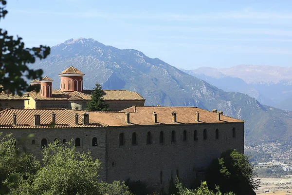 メテオラギリシャの修道院の風景 山の中で正統派の修道院 キリスト教 信仰ビュー — ストック写真