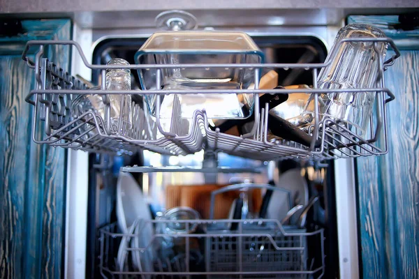 Offene Spülmaschine Der Küche Geschirr Innen Saubere Teller Der Küche — Stockfoto