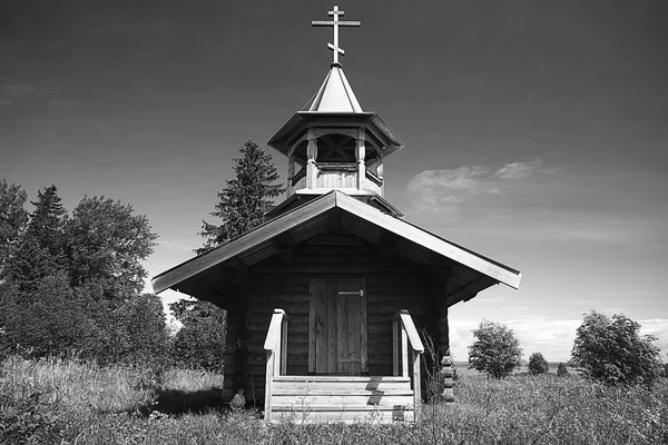 Pequena Igreja Madeira Floresta Paisagem Verão Conceito Ortodoxa Nativa — Fotografia de Stock