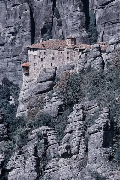 メテオラギリシャの修道院の風景 山の中で正統派の修道院 キリスト教 信仰ビュー — ストック写真