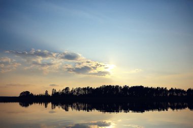 Gölde soyut gün batımı, manzara su ve gökyüzü, bulanık görüş özgürlük doğa kavramı.