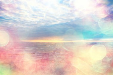 Gölde soyut gün batımı, manzara su ve gökyüzü, bulanık görüş özgürlük doğa kavramı.