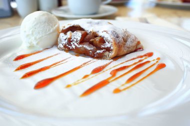 Kafede dondurmalı Avusturya turtası, restoranda tatlı.