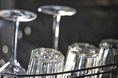 Bulaşık makinesinde bulaşıklar, ev tarzı yaşam tarzı, temizlik ve kolaylık arka planı