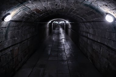 kale tüneli manzarası, kasvetli yeraltı geçiş perspektifi, eski Avrupa kalesi, soyut görüş