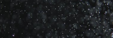 soyut arkaplan, siyah üzerine beyaz bokeh düşen kar sisi görünümünü örtüyor