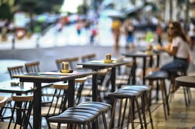Şehirdeki bulanık arka plan sokak kafesi boş, yaz restoranı karantinası.