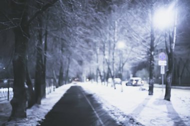 Soyut bulanık arkaplan, manzara karlı şehir caddeleri düşen kar taneleri, tatiller, kış tatilleri