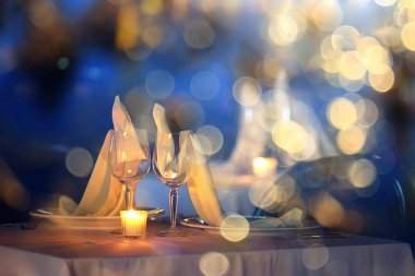 Lokantada bir akşam, bulanık bir arka plan, bokeh, alkol konsepti, bir barda şarap kadehi.