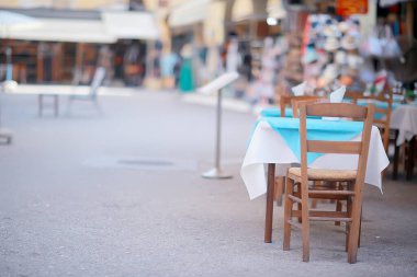 Şehirdeki bulanık arka plan sokak kafesi boş, yaz restoranı karantinası.