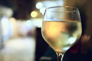 İçi cam gibi beyaz şarap restoranı, bardaki alkollü soyut akşam yemeği.