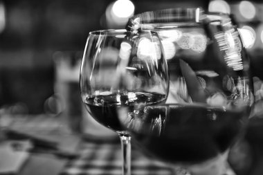 Restoranın içinde soyut aperatif alkol bardağı, kırmızı şarap arka planı.