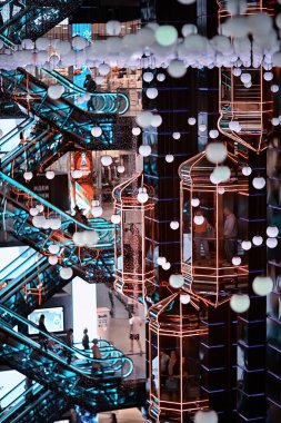 Alışveriş merkezi ışıklandırma manzarası, çelenk lambaları, ışık tasarımı