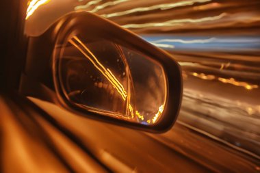 Araba arka planında gece gezisi, bulanık dikiz aynası kentsel yol.