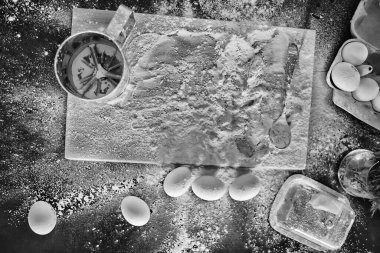 Ev yapımı un yumurtalarını hazırlamak, üst görünüm için malzemeler