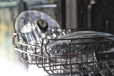 Bulaşık makinesinde bulaşıklar, ev tarzı yaşam tarzı, temizlik ve kolaylık arka planı