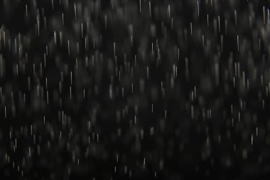 Siyah yağmurun örtülmesi için arka plan, soyut stüdyo su damlalarını düşürür