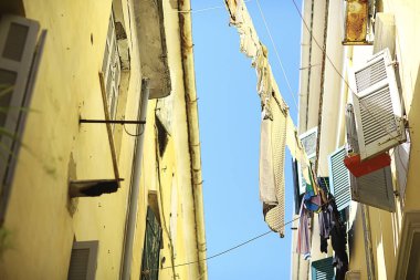 Çarşaflar İtalya 'nın dar bir sokağında kurumuş, İtalyan yaşam tarzı.