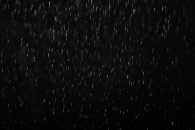 Siyah yağmurun örtülmesi için arka plan, soyut stüdyo su damlalarını düşürür