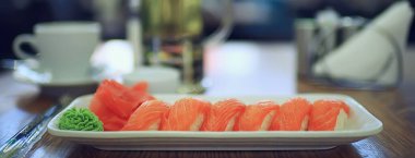 Suşi somon kafe Asya yemekleri, geleneksel deniz mahsulleri japanı.