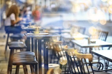 Şehirdeki bulanık arka plan sokak kafesi boş, yaz restoranı karantinası.