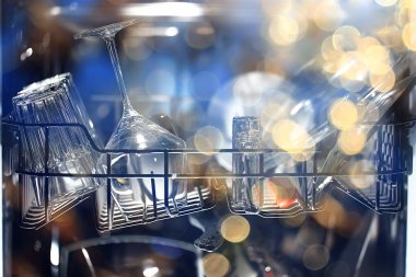 Bulaşık makinesinde bulaşıklar, ev tarzı yaşam tarzı, temizlik ve kolaylık arka planı