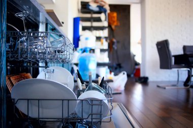 Mutfakta bulaşık makinası, içinde bulaşıklar, mutfak manzarasında temiz tabaklar.